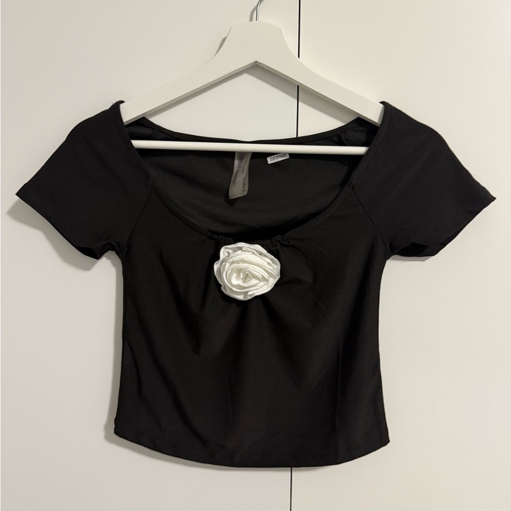 2/20$ Chic Black Blouse with White Floral Detail